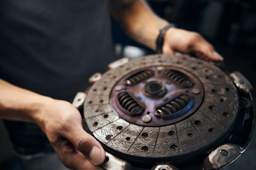 Close-up clutch disc that allows output shaft to be disconnected